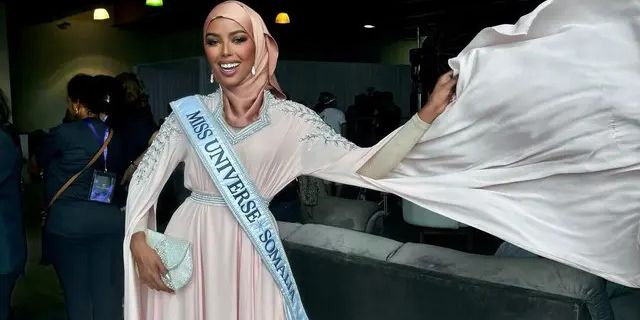 Potret Khadija Omar, Finalis Miss Universe Pertama yang Mengenakan Hijab dengan Kisah Hidup Menginspirasi