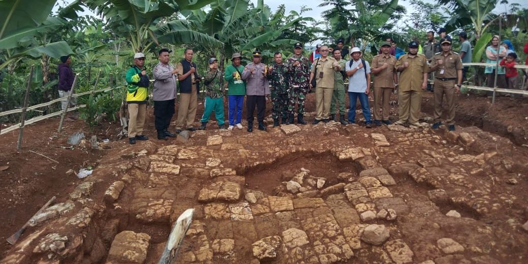 Petani Kapulaga di Garut Temukan Struktur Bangunan dan Pecahan Gerabah Saat Mencangkul Tanah