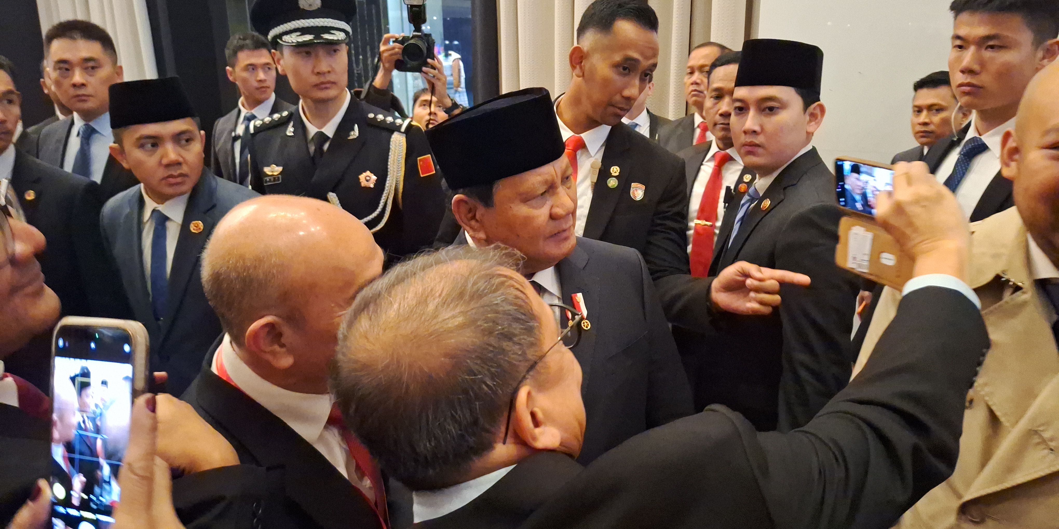 Potret Prabowo Disambut WNI dan Pelajar di Beijing, Langsung Diburu Berfoto Bareng