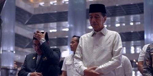 Momen Jokowi Salat Jumat di Masjid Istiqlal Didampingi Pratikno