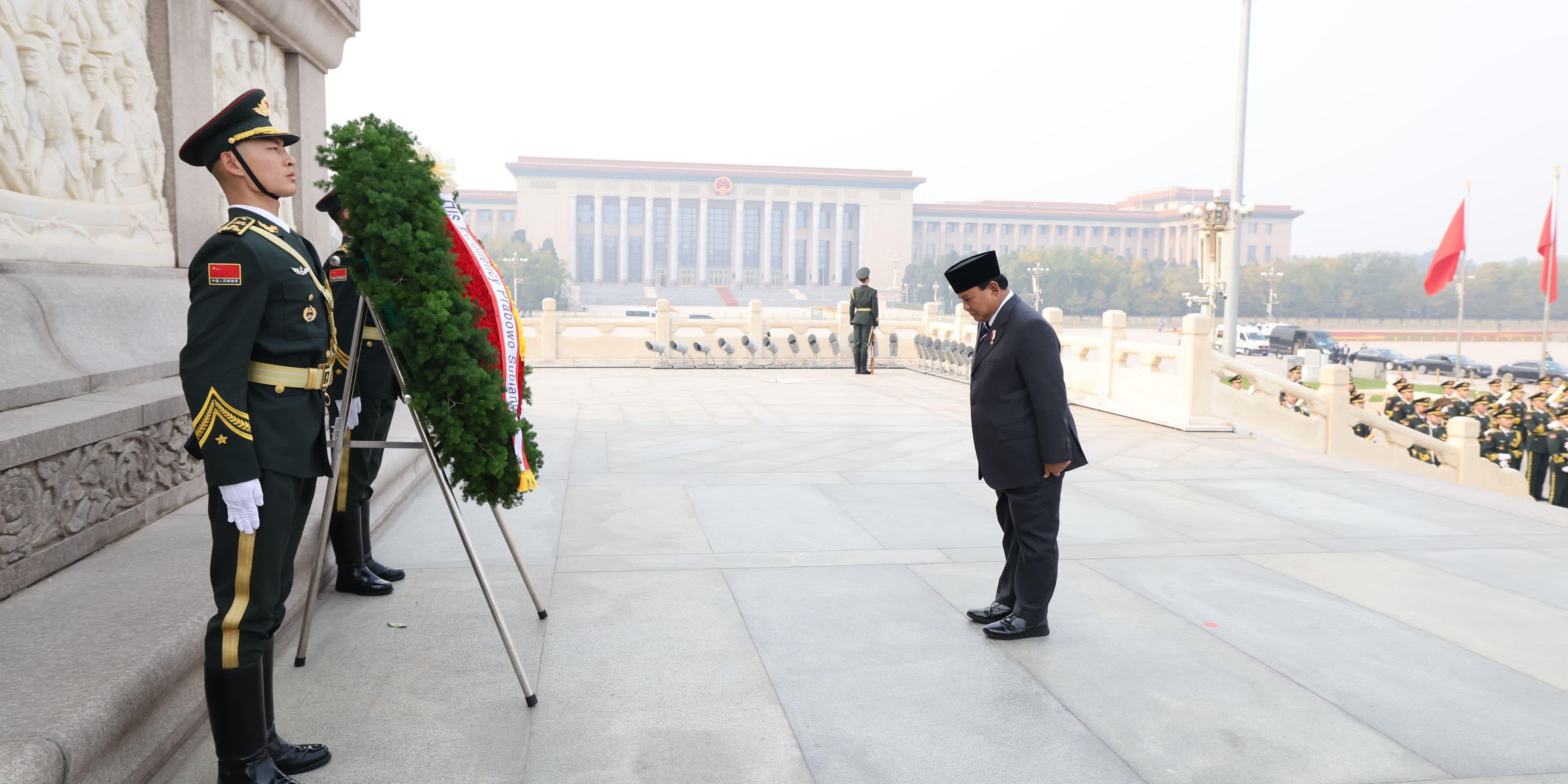 Momen Prabowo Letakkan Karangan Bunga di Monumen Pahlawan Rakyat China