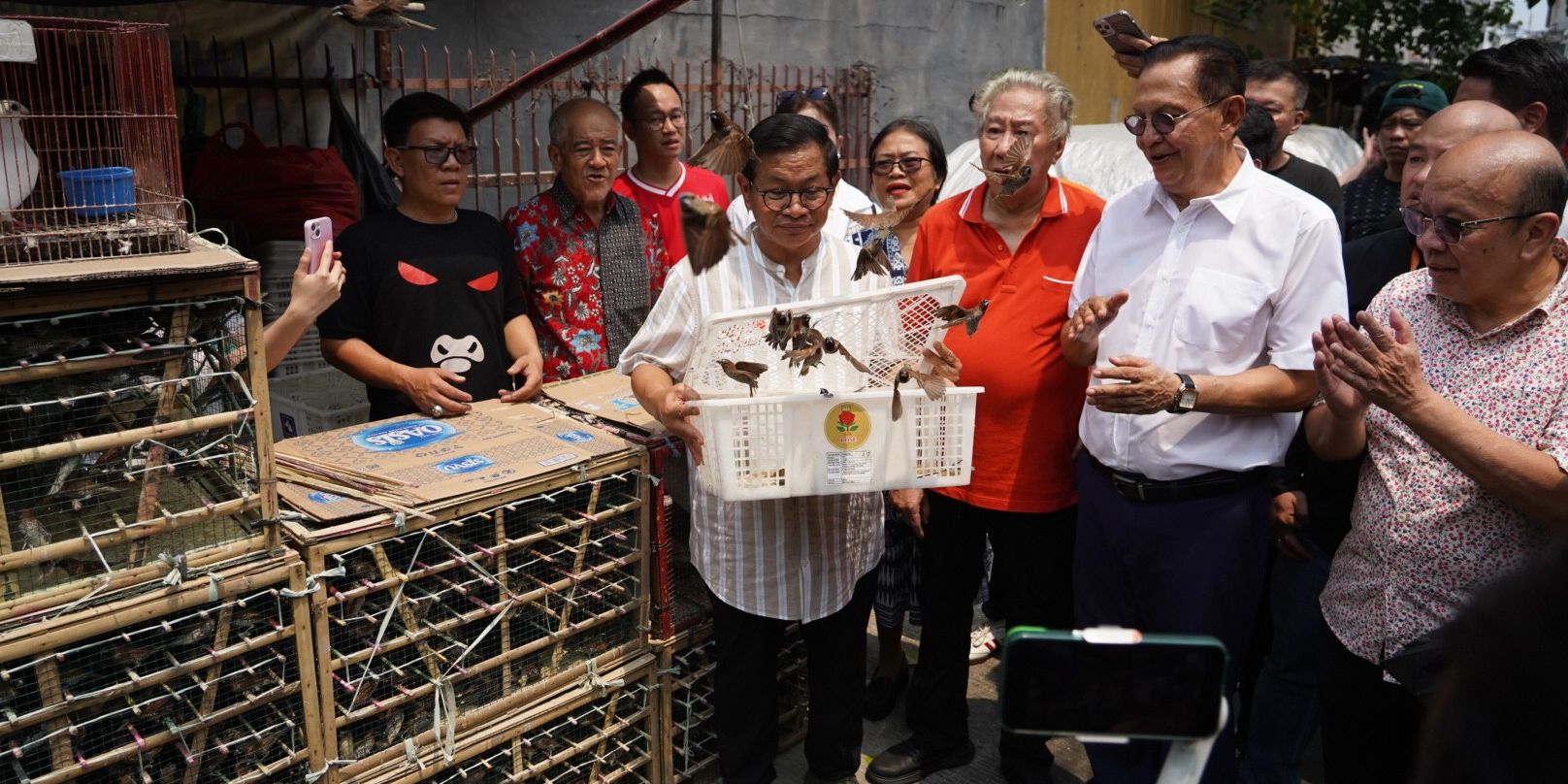 Pramono Blusukan di Glodok: Dari Ngopi Hingga Lepaskan Burung Gereja