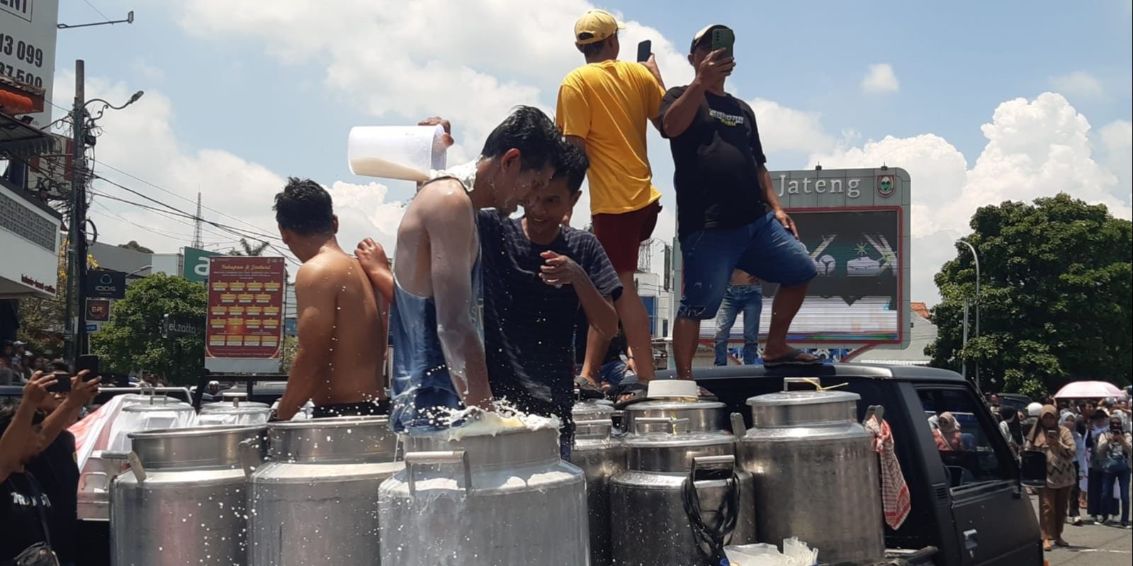 Aksi Peternak Sapi Perah di Boyolali Buang dan Mandi 50 Ton Susu, Protes Produk Sulit Dijual