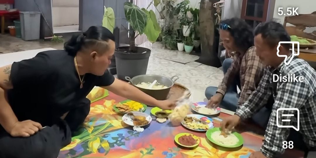 Potret Sule Ajak Dua Pengamen Makan di Teras Rumah, Ngobrol Banyak Hal - Suguhan Makanan Jadi Sorotan