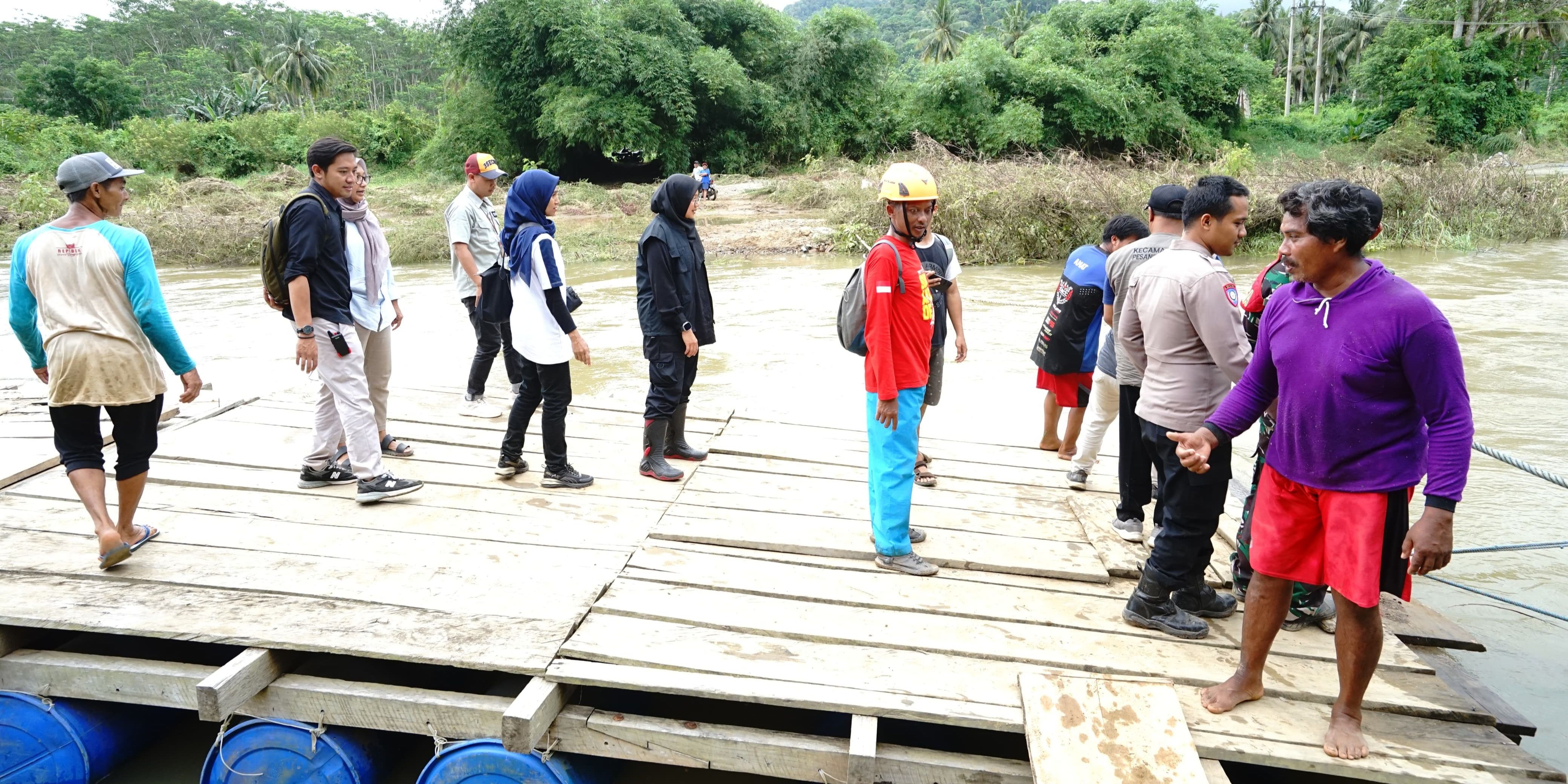 Tinjau Banjir Sukamade, Bupati Ipuk Pastikan Ketersedian Logistik  Warga Terdampak