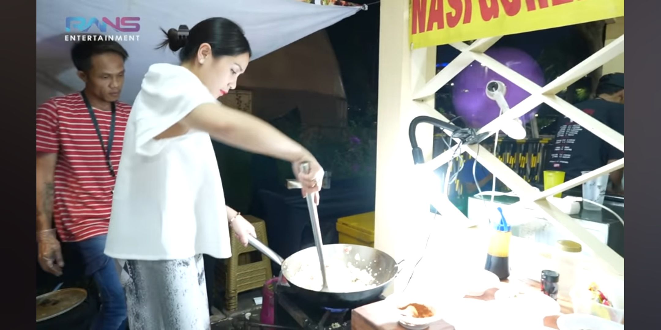 Potret Nagita Slavina Kunjungi Festival Makanan, Sibuk Masak Nasi Goreng Sendiri - Digoda Merry yang Lagi Lapar