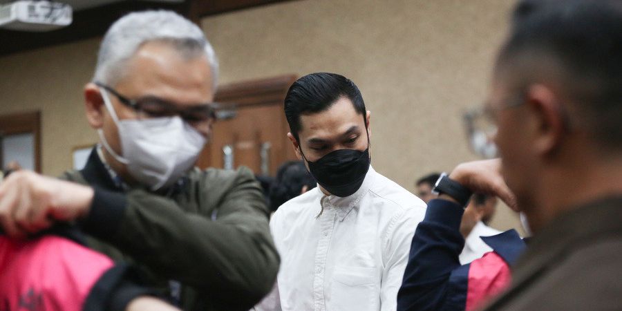 Potret Harvey Moeis Tampil Rapih Kece dengan Kemeja Putih dan Masker Hitam saat Jalani Sidang Tuntutan Kasus Korupsi Timah