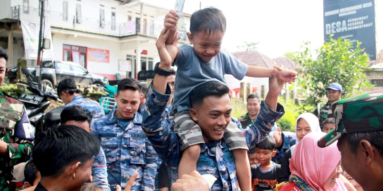 Potret Personel Lanud Husein Sastranegara Hibur Anak-Anak Korban Banjir Bandang Cianjur