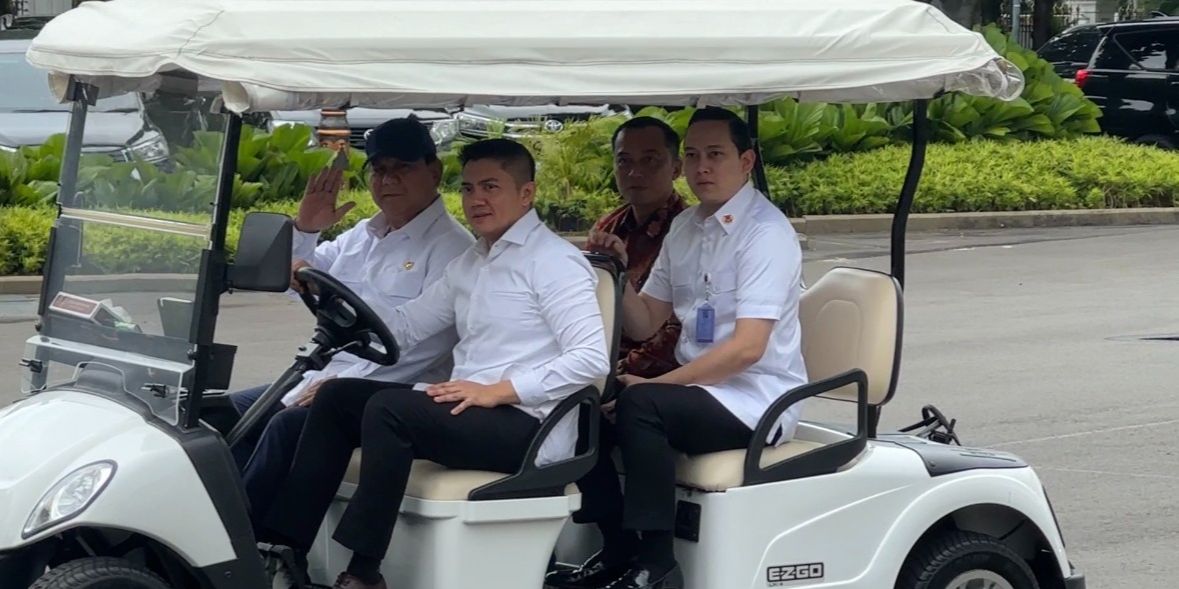 Mendadak Prabowo Keliling Istana Kepresidenan Naik Buggy Car, Ada Apa?