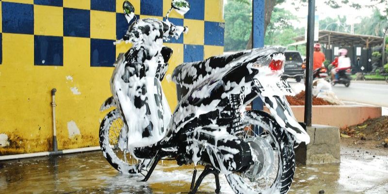 5 Kesalahan yang Sering Terabaikan Saat Memanaskan Mesin Setelah Mencuci Motor