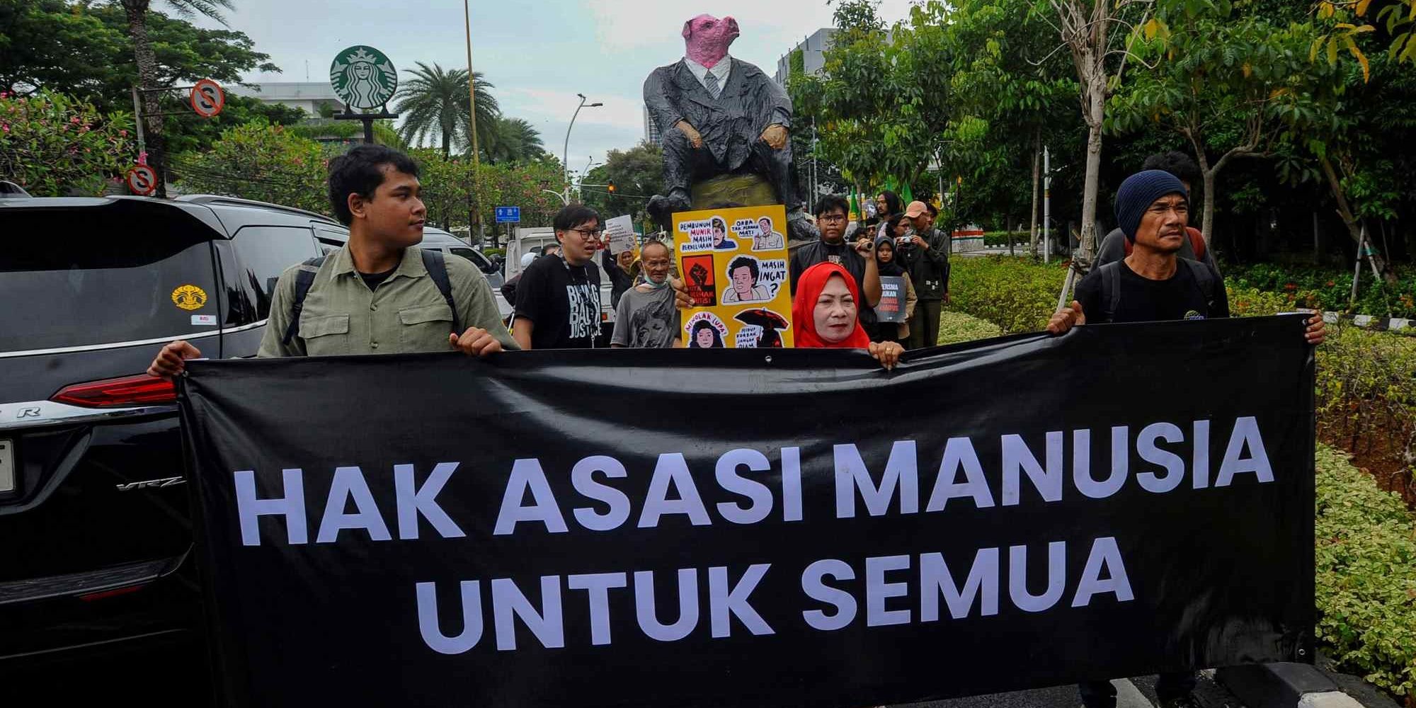 FOTO: Hari HAM Sedunia, Massa Berbagai Elemen Long March ke Kantor Komnas HAM