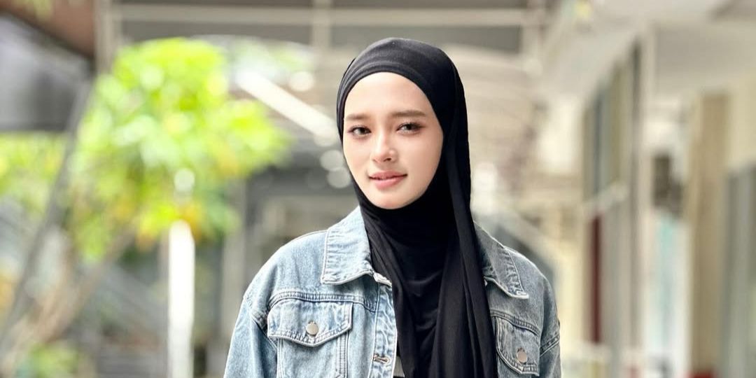 Gaya 'Mix and Match' Inara Rusli Pakai Busana Denim, Tampil Stylish dan Tetap Sesuai Syariat