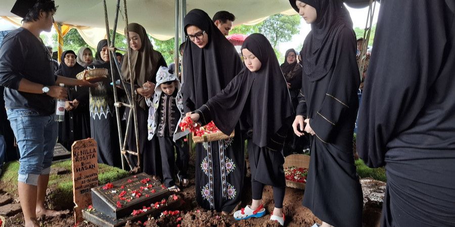 Penuk Isak Tangis, Potret Pemakaman Ibu Ussy Sulistiawaty - Andhika Pratama Antar ke Liang Lahat