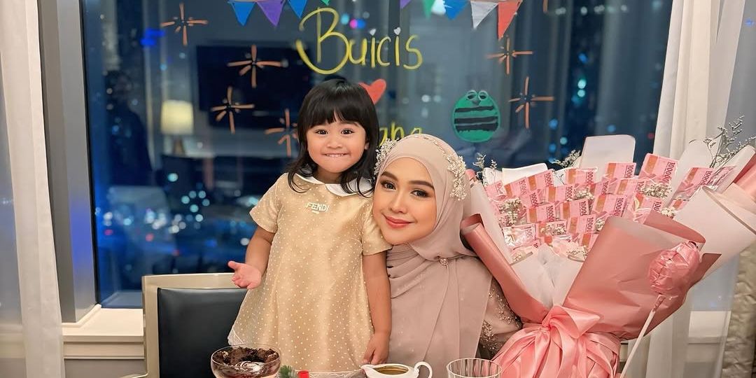 Momen Dinner Romantis Ria Ricis dengan Moana Sang Buah Hati, Hubungan Ibu-Anak yang Bikin Iri