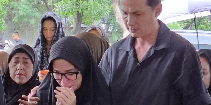 Potret Andhika Pratama Ungkap Alasan Ibu dan Adik Ussy Sulistiawaty Dimakamkan Satu Liang Lahat