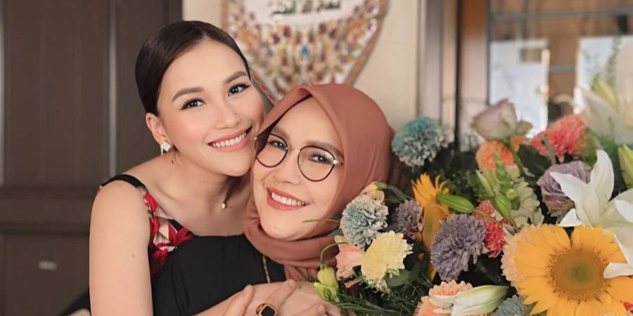 Ayu Ting Ting Jadi Artis Sukses, Keluarga Boyong 16 Orang Untuk Umrah Bareng - Bahagia Bisa Kembali ke Tanah Suci