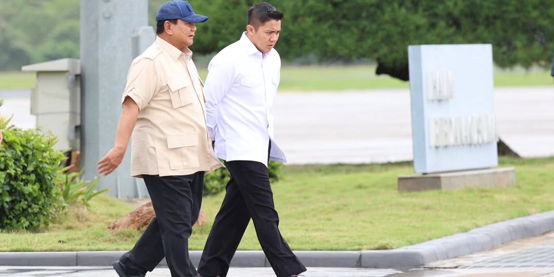 VIDEO: Momen Presiden Prabowo dan Mayor Teddy Kompak Kembaran Topi Hadiri Acara Apel Polri