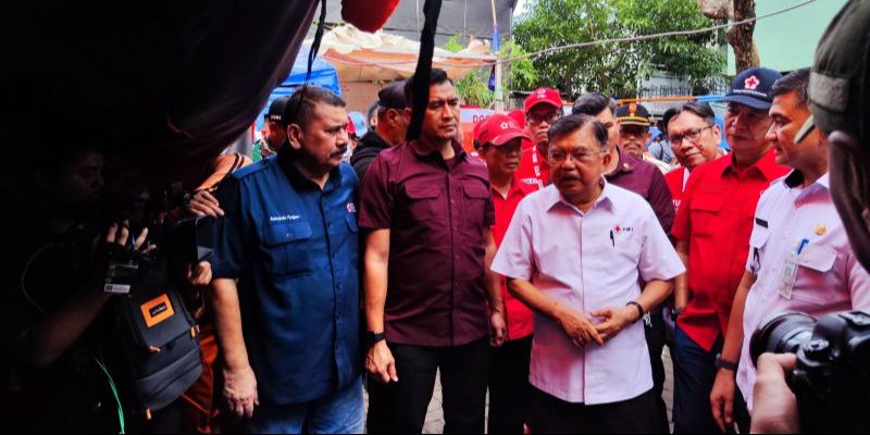 Potret JK Sambangi Lokasi Kebakaran Kemayoran, Tawarkan Korban Tinggal di Rusun