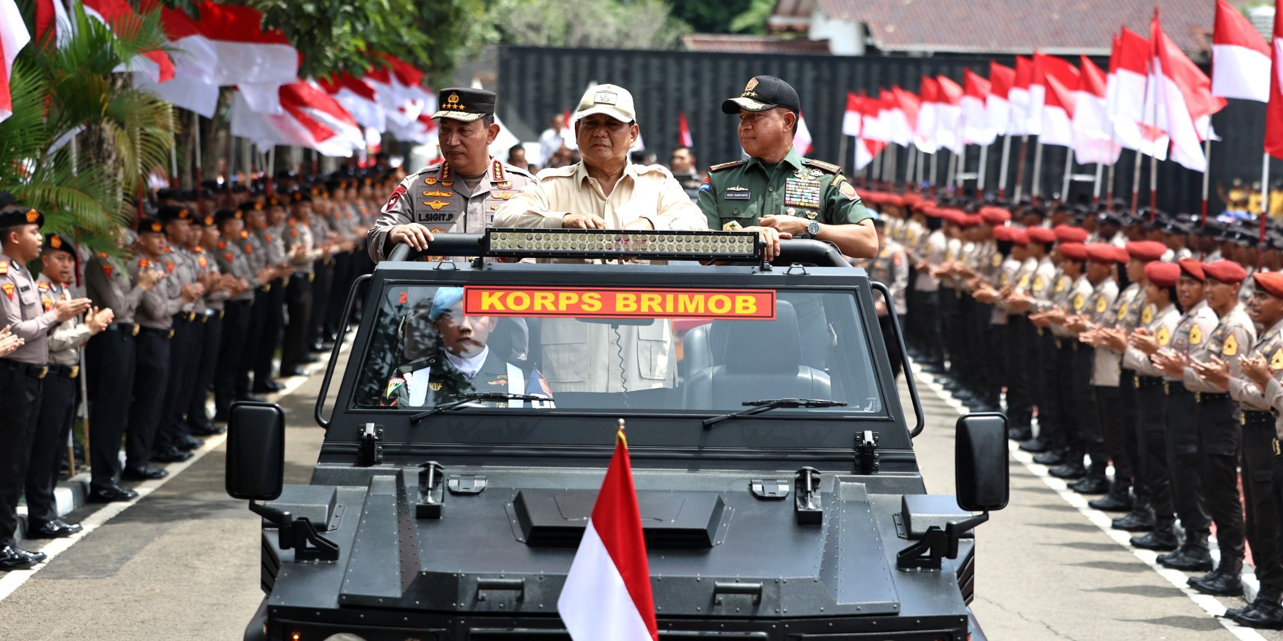 VIDEO: Prabowo Disambut Meriah Naik Maung di Akpol, Dikawal Kapolri & Panglima TNI