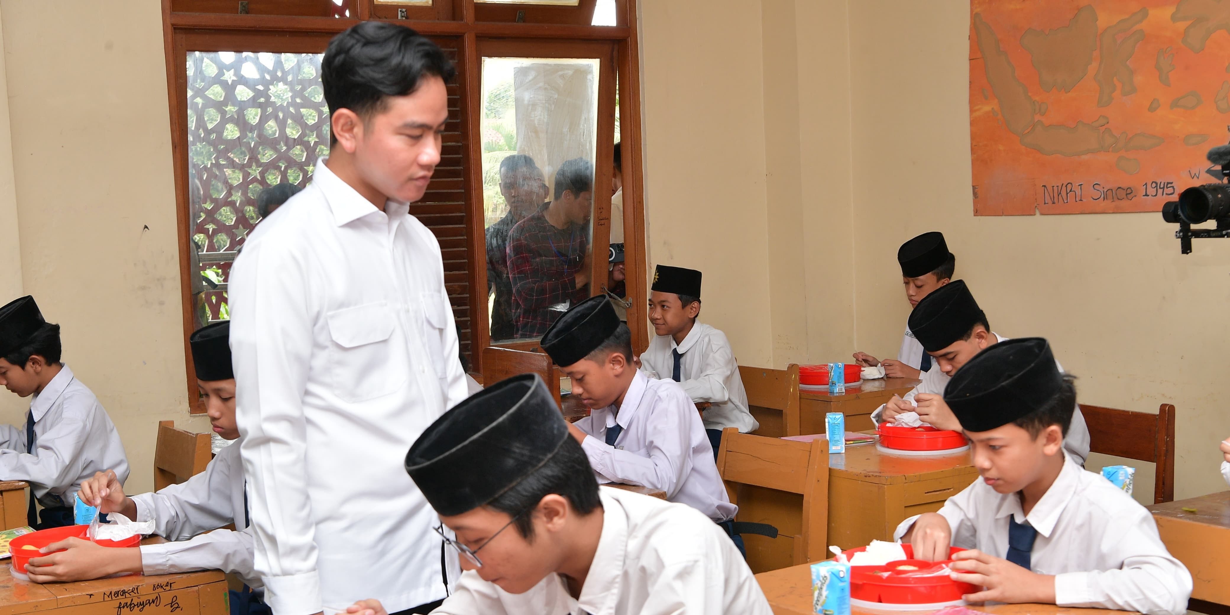 VIDEO: Celetuk Gibran Candai Siswa-Siswi Muhammadiyah Tidur di Tenda, Cek Makan Bergizi Gratis