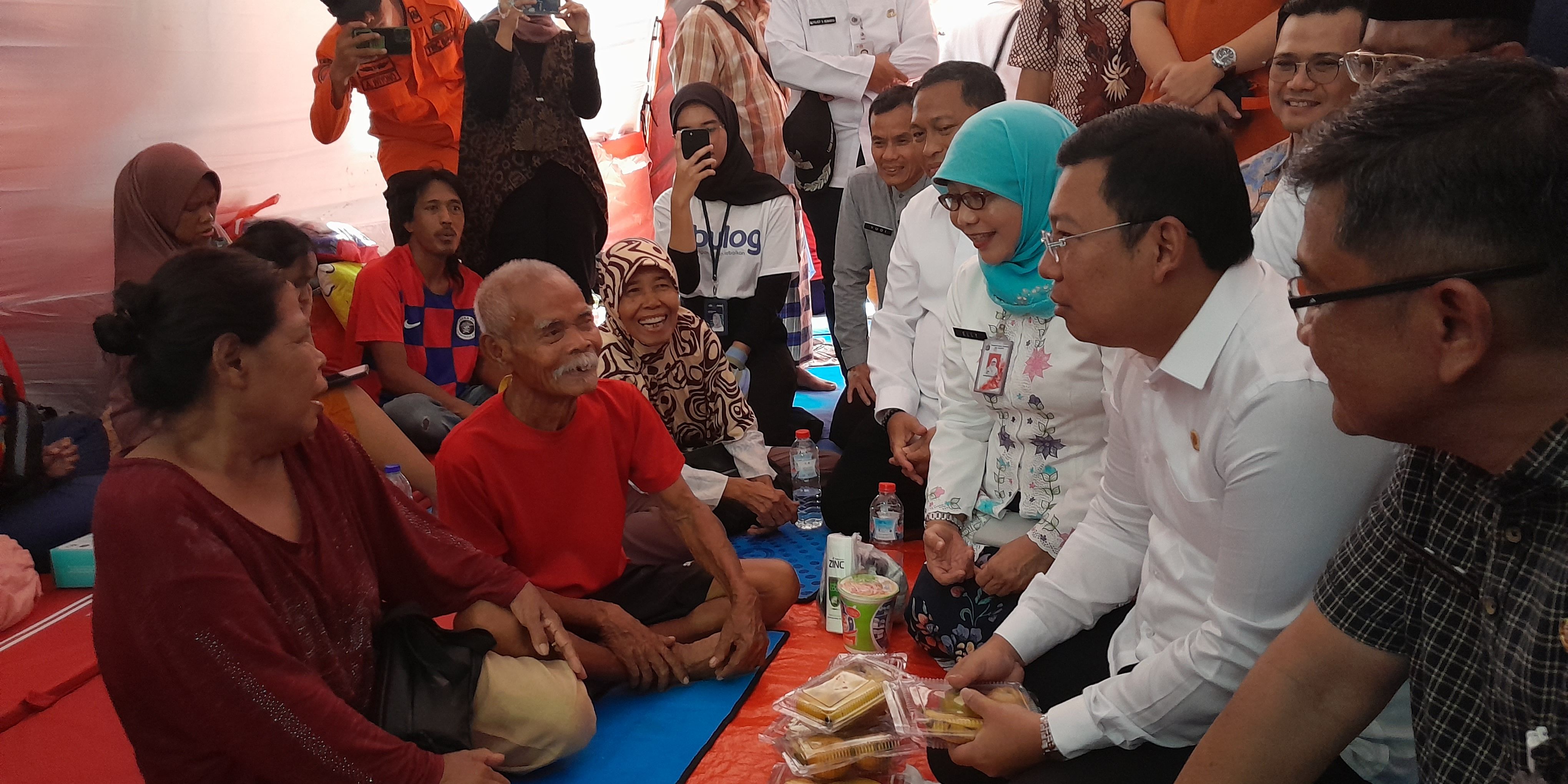 Bapanas dan Pelaku Usaha Pangan Salurkan Bantuan untuk Korban Kebakaran di Kebon Kosong Kemayoran