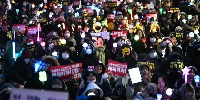 FOTO: Cara Unik Generasi Muda Korsel di Demo Pemakzulan Presiden, Serentak Nyalakan Light Stick K-Pop