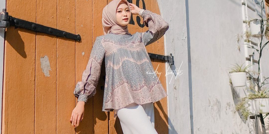 7 Model Atasan Batik Wanita yang Akan Merajai Fashion 2025, Pilih yang Mana?