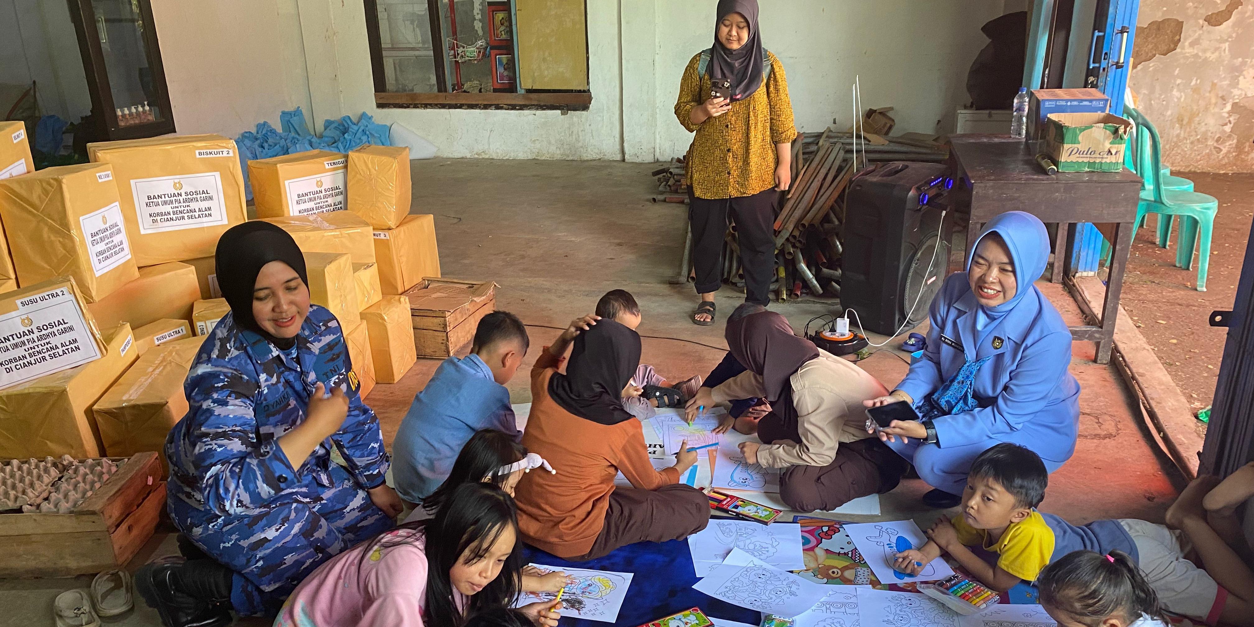 Didampingi Danlanud Husein Sastranegara, PIA Ardhya Sebar Bantuan buat Korban Bencana Alam di Cianjur