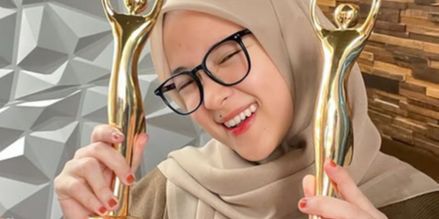 Potret Nissa Sabyan Pamer Piala Penghargaan, Netizen Salfok Soal Cincin Nikah