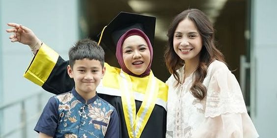 Cantiknya Nagita Slavina Hadiri Wisuda Lala Pengasuh Rafathar, Outfit Simple nan Anggun & Tenteng Tas Mungil