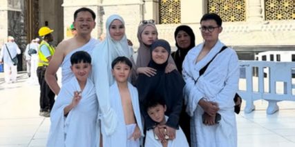 Potret Zaskia Adya Mecca Boyong Semua Anggota Keluarga Umrah, Sempat Pasrah Karena Anak Sakit H-3 Keberangkatan