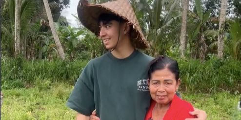 ⁠Momen Anak Bule Ketemu Neneknya di Bali, Langsung Beri Makan Soto dan Teh Panas