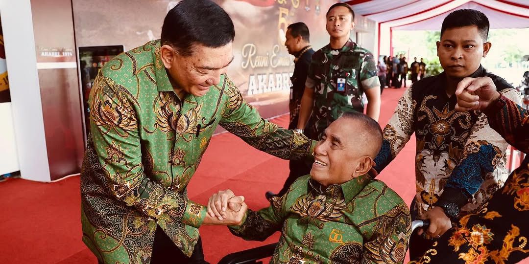 Kompak Pakai Batik Hijau, Momen Spesial Sjafrie Salam Komando dengan Eks Menhan Ryamizard