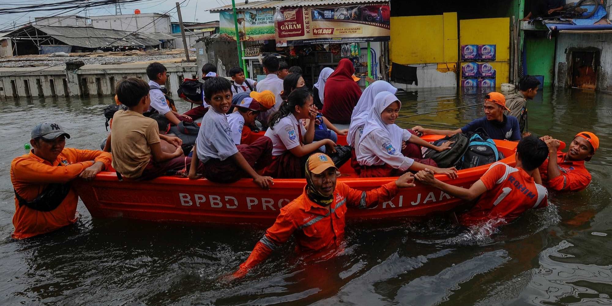 FOTO: Nestapa Warga Muara Angke Sudah Empat Hari Dikepung Banjir Rob, Kini Tingginya Capai 1,3 Meter