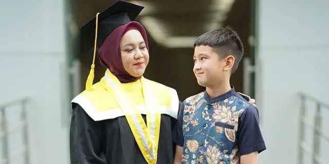 7 Momen Manis Wisuda Mbak Lala Pengasuh Rafathar yang Dapat IPK 3,57, Didoakan Netizen Segera Naik Gaji