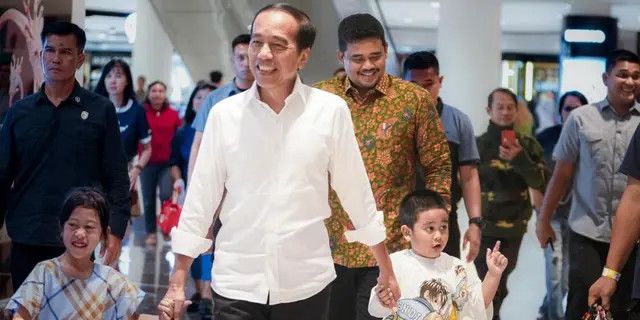 Detik-Detik Dua Pria Berlutut saat Jokowi Lewat, Ternyata ini yang Dilakukan