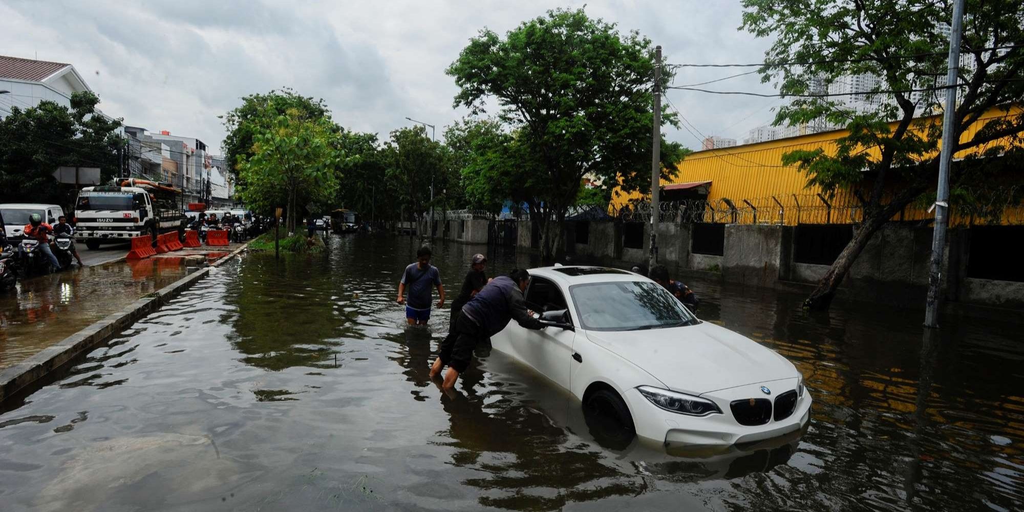 FOTO: Penampakan Mobil Mewah Mogok Saat Terjang Banjir Rob di Jakarta