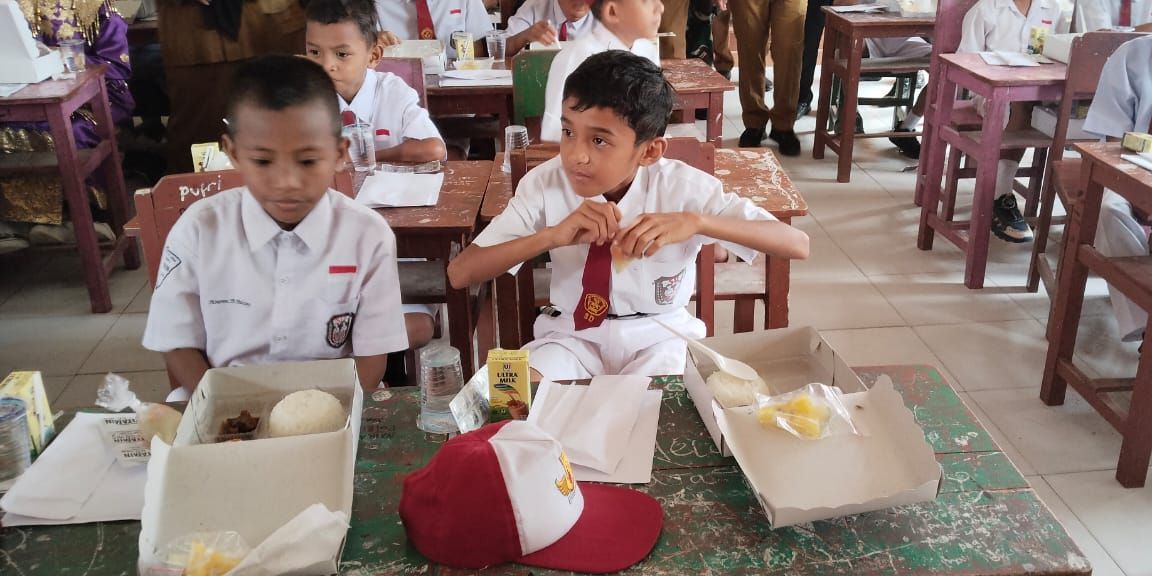 Uji Coba Makan Siang Gratis Rp10.000 di Buru Selatan, Ini Penampakan Menunya