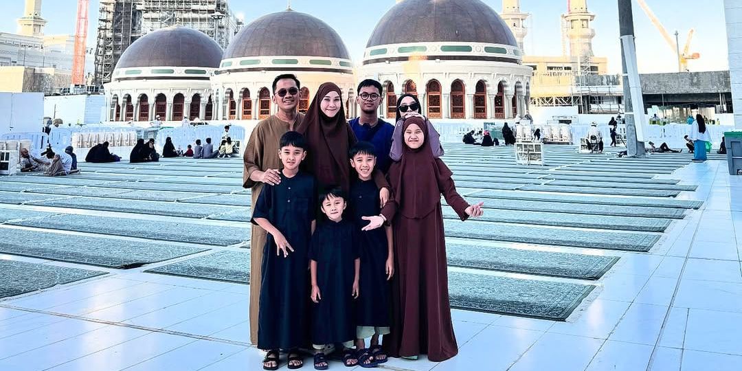 Potret Hanung Bramantyo dan Zaskia Mecca Umroh Bareng Anak-Anak, Kebahagiaan Keluarga Besar