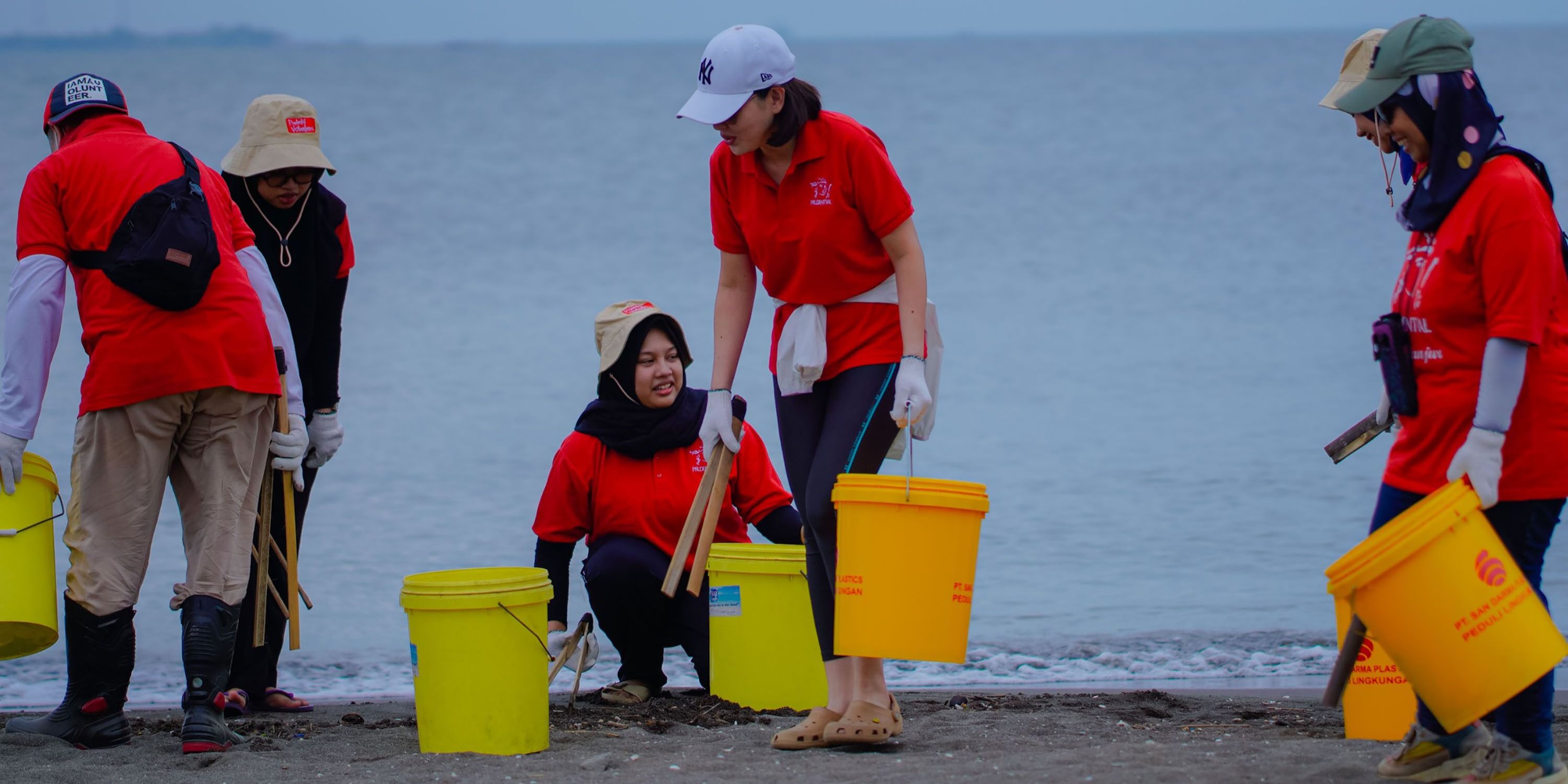 FOTO: Aksi Relawan Bersih-Bersih Pantai Tanjung Pasir, Kumpulkan Sampah Ratusan Kilogram