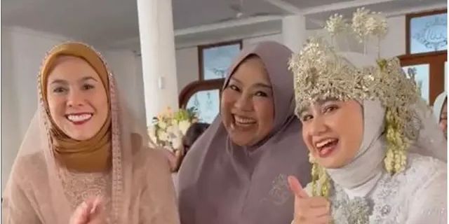 6 Potret Cantik Anggun Wulan Guritno dan Tissa Biani Berhijab saat Syuting Film 'Norma: Antara Mertua dan Menantu'