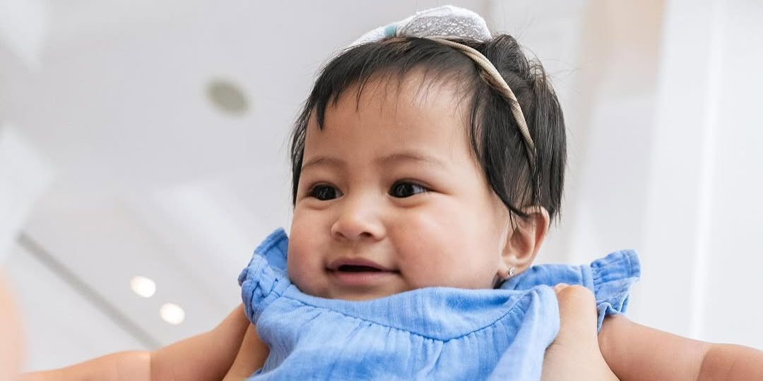 Nagita Slavina Suapi Makan Baby Lily, Sikapnya Sangat Telaten dan Terlihat Penuh Kehangatan Buat Tersentuh