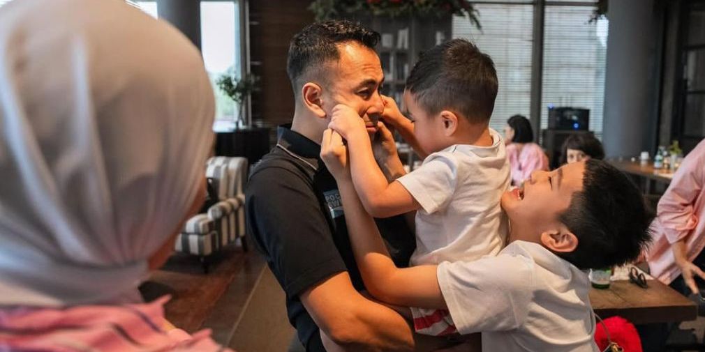 Gemas Maksimal! Potret Rayyanza Tak Henti Cubit Pipi Raffi Ahmad, Rafathar Sempat Ikuti Tingkah Lucu Sang Adik