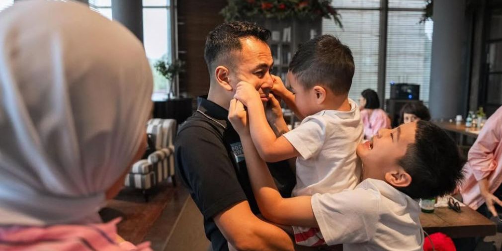 7 Momen Rayyanza Gemas dengan Raffi Ahmad, Cubit Pipi Banjir Sorotan