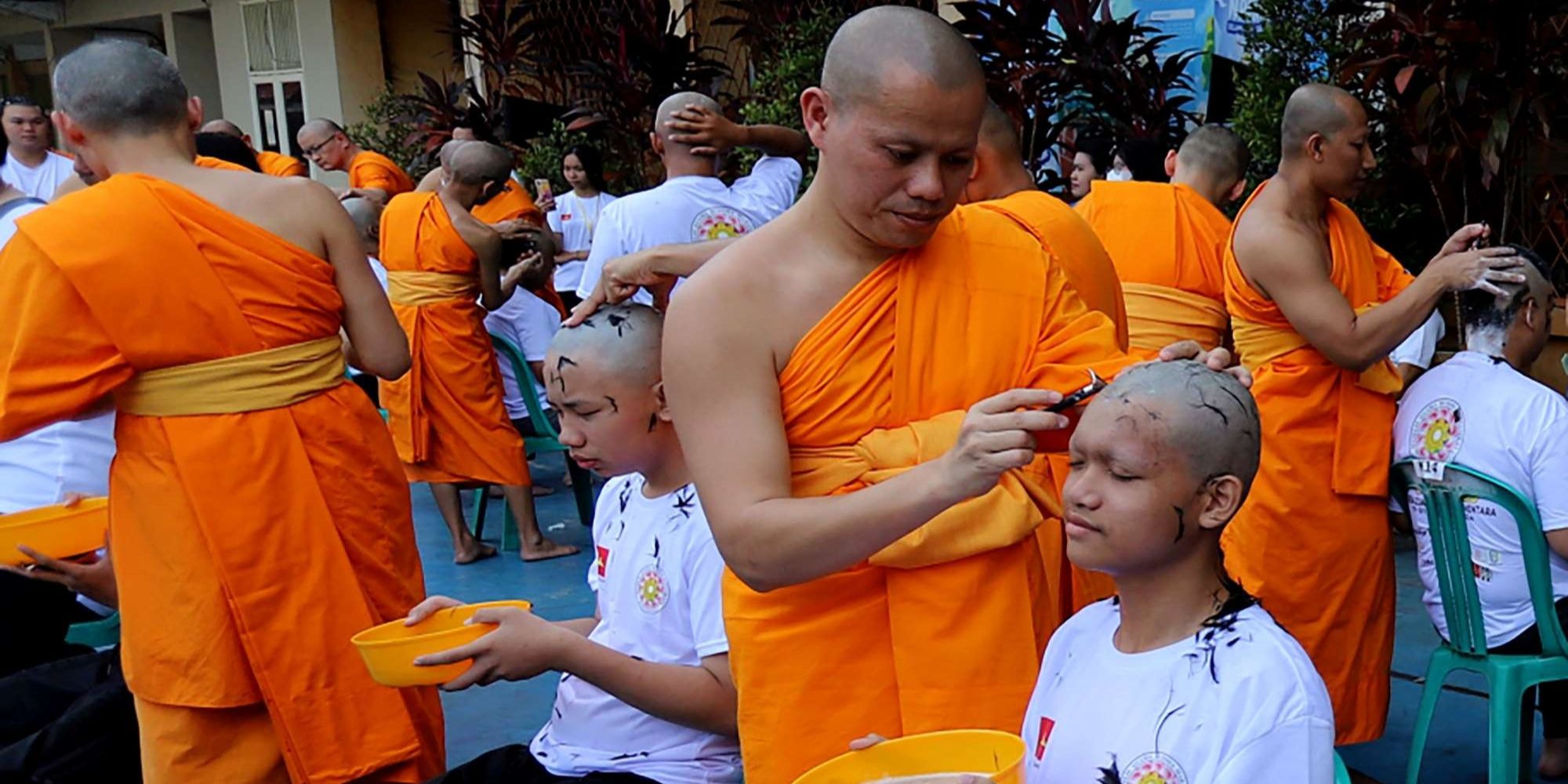 FOTO: Intip Ratusan Calon Bikkhu Jalani Ritual Cukur Rambut