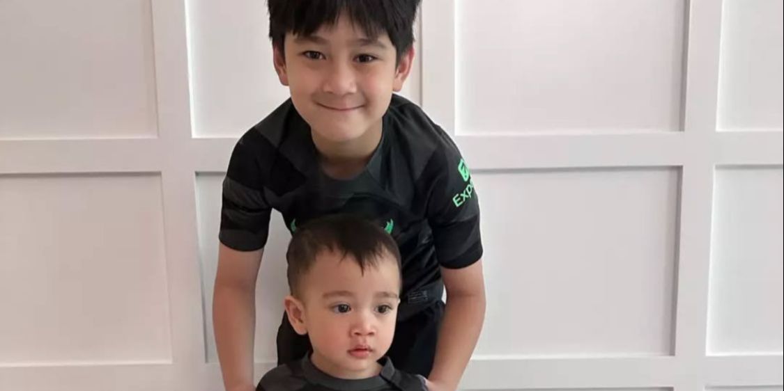 Foto Kecil Rafathar dan Rayyanza  Bak Pinang Dibelah Dua, Mirip Banget Sampai Bikin Netizen Heboh