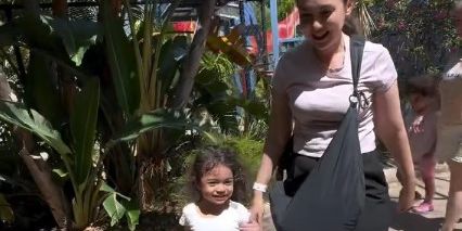 Keberanian Cara Rose Anak Rianti Cartwright Perdana Naik Roller Coaster, Sudah Berani Angkat Kedua Tangan