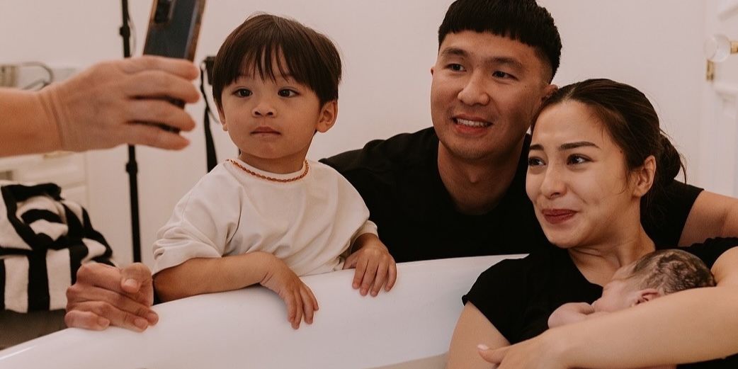 Potret Issa Anak Pertama Nikita Willy & Indra Priawan Tak Henti Cium Sang Adik, Bahagia Banget dan Buat Gemas