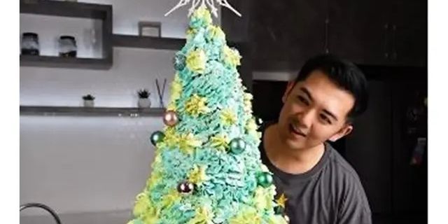 6 Potret Kue Pohon Natal Buatan Nicky Tirta yang Cantik Banget, Sayang Buat Dimakan