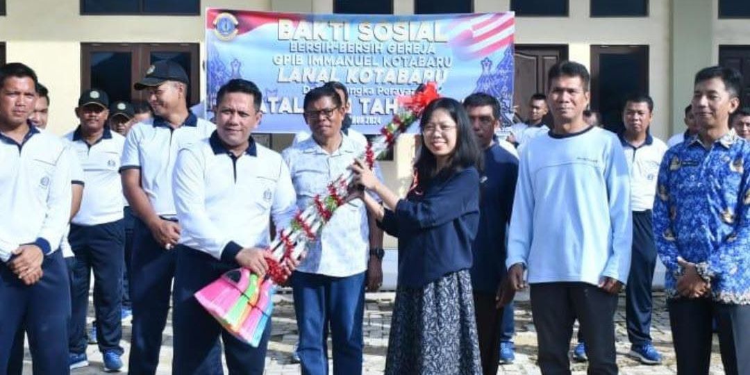 Dipimpin Letkol, Prajurit TNI AL Ramai-Ramai Datangi Gereja dengan 'Bersenjatakan' Sapu